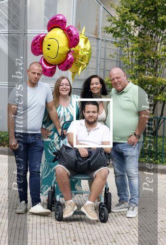 Helmond 30 augustus 2024
Mark Gillis wordt uit het ziekenhuis ontslagen waar hij ruim 9 weken heeft gelegen . Zijn vader Peter Gillis Wendy v Hout en broer Ruud Gillis en zus Inge Gillis halen hem op.