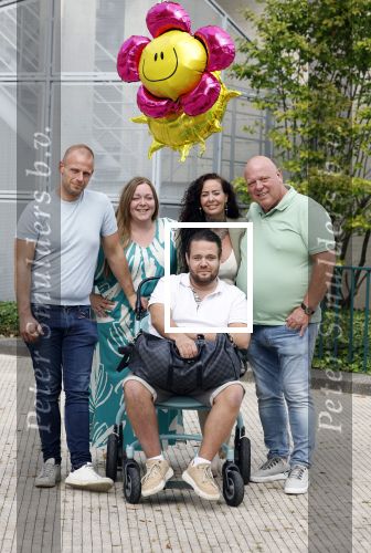 Helmond 30 augustus 2024
Mark Gillis wordt uit het ziekenhuis ontslagen waar hij ruim 9 weken heeft gelegen . Zijn vader Peter Gillis Wendy v Hout en broer Ruud Gillis en zus Inge Gillis halen hem op.