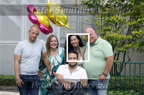 Helmond 30 augustus 2024
Mark Gillis wordt uit het ziekenhuis ontslagen waar hij ruim 9 weken heeft gelegen . Zijn vader Peter Gillis Wendy v Hout en broer Ruud Gillis en zus Inge Gillis halen hem op.