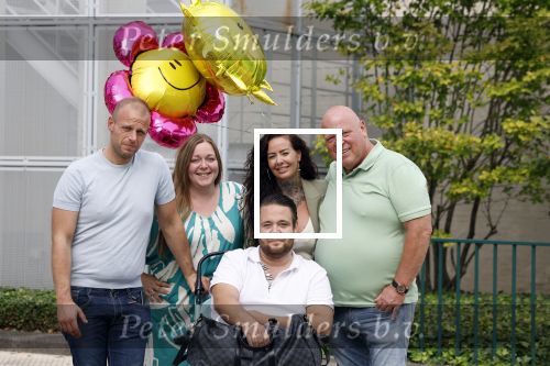 Helmond 30 augustus 2024
Mark Gillis wordt uit het ziekenhuis ontslagen waar hij ruim 9 weken heeft gelegen . Zijn vader Peter Gillis Wendy v Hout en broer Ruud Gillis en zus Inge Gillis halen hem op.