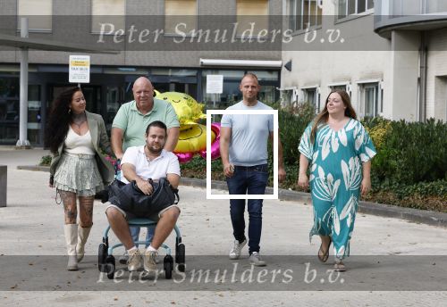 Helmond 30 augustus 2024
Mark Gillis wordt uit het ziekenhuis ontslagen waar hij ruim 9 weken heeft gelegen . Zijn vader Peter Gillis Wendy v Hout en broer Ruud Gillis en zus Inge Gillis halen hem op.
