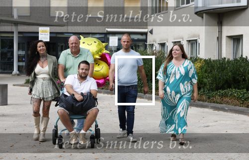 Helmond 30 augustus 2024
Mark Gillis wordt uit het ziekenhuis ontslagen waar hij ruim 9 weken heeft gelegen . Zijn vader Peter Gillis Wendy v Hout en broer Ruud Gillis en zus Inge Gillis halen hem op.