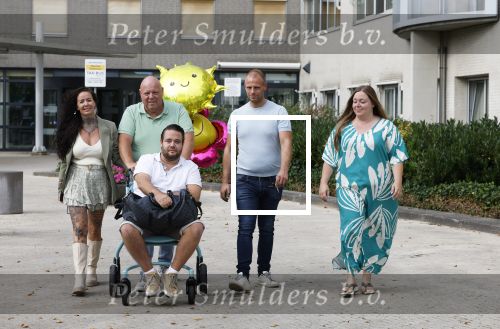 Helmond 30 augustus 2024
Mark Gillis wordt uit het ziekenhuis ontslagen waar hij ruim 9 weken heeft gelegen . Zijn vader Peter Gillis Wendy v Hout en broer Ruud Gillis en zus Inge Gillis halen hem op.
