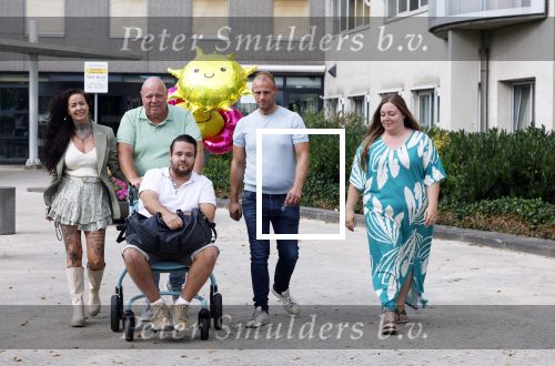 Helmond 30 augustus 2024
Mark Gillis wordt uit het ziekenhuis ontslagen waar hij ruim 9 weken heeft gelegen . Zijn vader Peter Gillis Wendy v Hout en broer Ruud Gillis en zus Inge Gillis halen hem op.