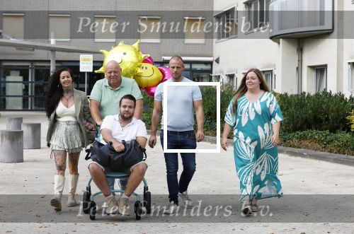 Helmond 30 augustus 2024
Mark Gillis wordt uit het ziekenhuis ontslagen waar hij ruim 9 weken heeft gelegen . Zijn vader Peter Gillis Wendy v Hout en broer Ruud Gillis en zus Inge Gillis halen hem op.