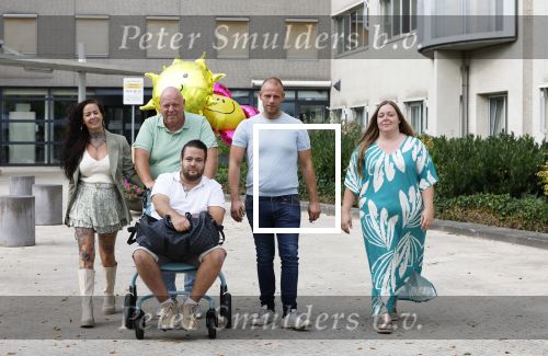 Helmond 30 augustus 2024
Mark Gillis wordt uit het ziekenhuis ontslagen waar hij ruim 9 weken heeft gelegen . Zijn vader Peter Gillis Wendy v Hout en broer Ruud Gillis en zus Inge Gillis halen hem op.