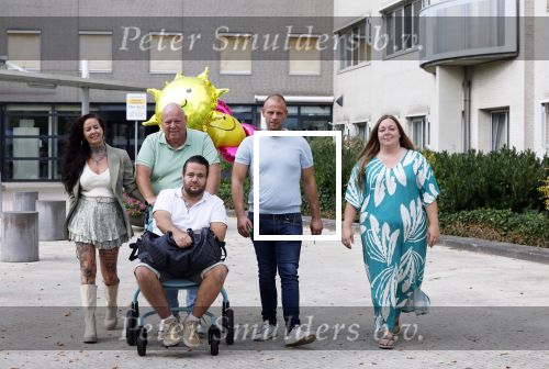 Helmond 30 augustus 2024
Mark Gillis wordt uit het ziekenhuis ontslagen waar hij ruim 9 weken heeft gelegen . Zijn vader Peter Gillis Wendy v Hout en broer Ruud Gillis en zus Inge Gillis halen hem op.