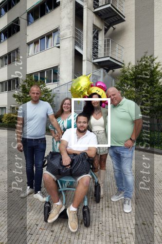 Helmond 30 augustus 2024
Mark Gillis wordt uit het ziekenhuis ontslagen waar hij ruim 9 weken heeft gelegen . Zijn vader Peter Gillis Wendy v Hout en broer Ruud Gillis en zus Inge Gillis halen hem op.
