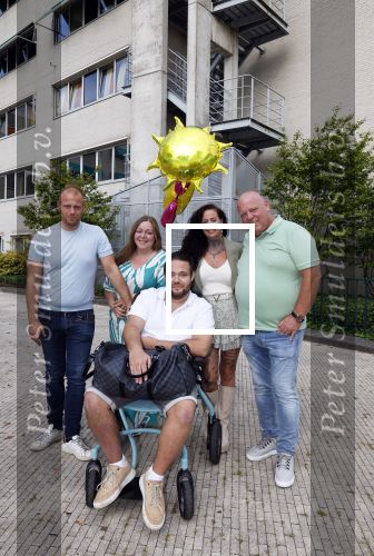 Helmond 30 augustus 2024
Mark Gillis wordt uit het ziekenhuis ontslagen waar hij ruim 9 weken heeft gelegen . Zijn vader Peter Gillis Wendy v Hout en broer Ruud Gillis en zus Inge Gillis halen hem op.