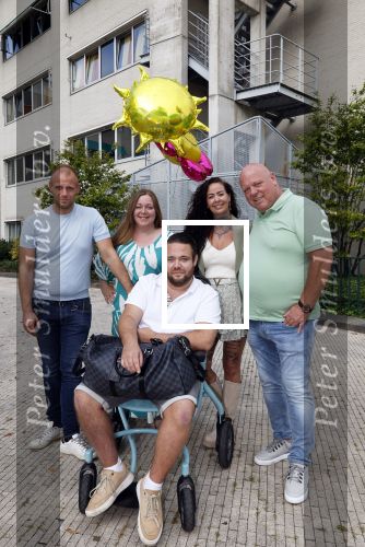 Helmond 30 augustus 2024
Mark Gillis wordt uit het ziekenhuis ontslagen waar hij ruim 9 weken heeft gelegen . Zijn vader Peter Gillis Wendy v Hout en broer Ruud Gillis en zus Inge Gillis halen hem op.