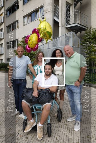 Helmond 30 augustus 2024
Mark Gillis wordt uit het ziekenhuis ontslagen waar hij ruim 9 weken heeft gelegen . Zijn vader Peter Gillis Wendy v Hout en broer Ruud Gillis en zus Inge Gillis halen hem op.