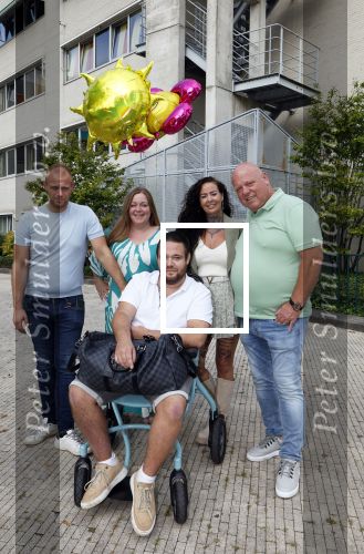 Helmond 30 augustus 2024
Mark Gillis wordt uit het ziekenhuis ontslagen waar hij ruim 9 weken heeft gelegen . Zijn vader Peter Gillis Wendy v Hout en broer Ruud Gillis en zus Inge Gillis halen hem op.