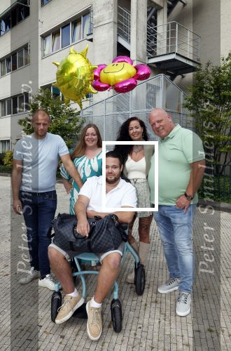 Helmond 30 augustus 2024
Mark Gillis wordt uit het ziekenhuis ontslagen waar hij ruim 9 weken heeft gelegen . Zijn vader Peter Gillis Wendy v Hout en broer Ruud Gillis en zus Inge Gillis halen hem op.