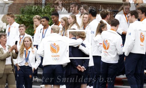 Den Haag 13 augustus 2024
Alle medaillewinnaars bij de olympische spelen op bezoek bij Koning Willem Alexander en Koningin Maxima op huis ten Bosch . oa aanwezig Femke Bol Sifan hassan Harrie Lavreysen Sharon v Rouwendaal Worthy de Jong Marit Bouwmeester Roy v d Berg de Hockey heren de hockey dames en alle roeiers.