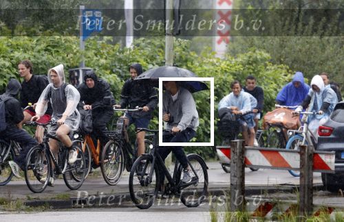 Amsterdam augustus 2024
Prinses Amalia heeft haar ontgroeningsweek in Amsterdam . Ze slapen in het Frans Otten Stadion met alle medestudenten . Ze gaan met fiets de stad in . Het regent meerdere dagen . Ook gaan ze varen  met een sloep  op de Amstel.