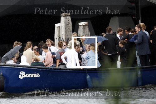 Amsterdam augustus 2024
Prinses Amalia heeft haar ontgroeningsweek in Amsterdam . Ze slapen in het Frans Otten Stadion met alle medestudenten . Ze gaan met fiets de stad in . Het regent meerdere dagen . Ook gaan ze varen  met een sloep  op de Amstel.