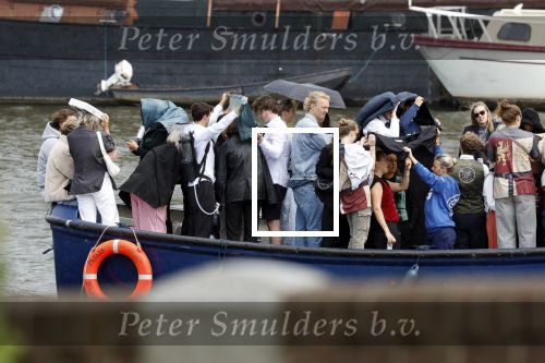 Amsterdam augustus 2024
Prinses Amalia heeft haar ontgroeningsweek in Amsterdam . Ze slapen in het Frans Otten Stadion met alle medestudenten . Ze gaan met fiets de stad in . Het regent meerdere dagen . Ook gaan ze varen  met een sloep  op de Amstel.