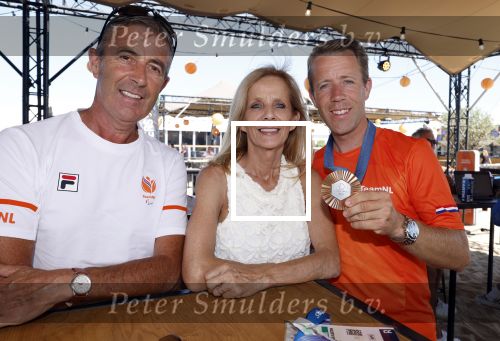 Scheveningen 12 augustus 2024
Aankomst olympische sporters in scheveningen . Humberto Tan presenteert het programma. Michael v d Vleuten met zijn ouders