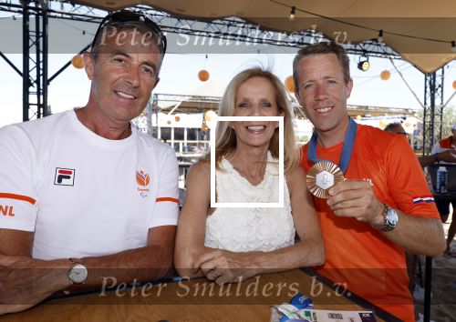 Scheveningen 12 augustus 2024
Aankomst olympische sporters in scheveningen . Humberto Tan presenteert het programma. Michael v d Vleuten met zijn ouders