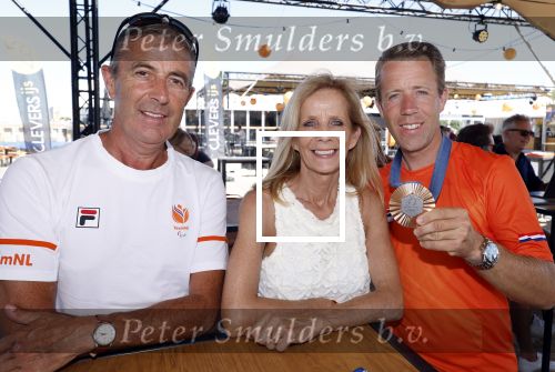 Scheveningen 12 augustus 2024
Aankomst olympische sporters in scheveningen . Humberto Tan presenteert het programma. Michael v d Vleuten met zijn ouders