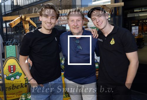 Amsterdam 28 augustus 2024
Oos Kesbeke met zijn zoons bij de Jumbo