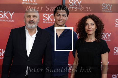 Amsterdam  3 april 2016
Premiere musical Sky in het Amsterdam theater.
Paula v Oest met zoon en man