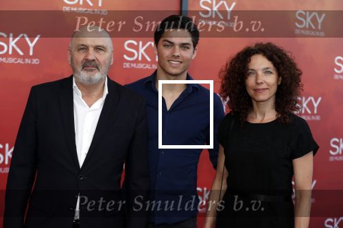 Amsterdam  3 april 2016
Premiere musical Sky in het Amsterdam theater.
Paula v Oest met zoon en man