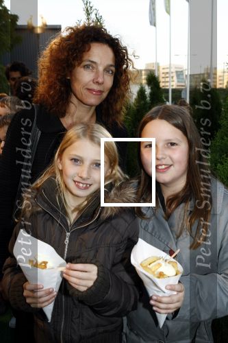 Amsterdam 6 oktober 2008
Premiere film huis Anubis in de theaterfabriek. 
Paula v oest met dochters
