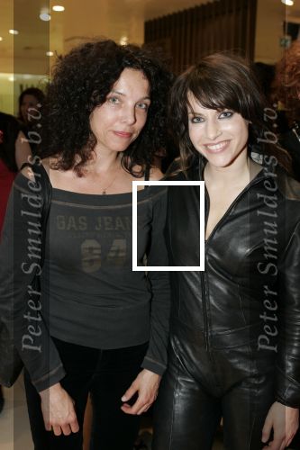 Amsterdam 14 april 2005
Marie Claire 15 jaar oud. Verkoop t shirts t.b.v. kankerbestrijding.
Ellen ten Damme en Paula v Oest