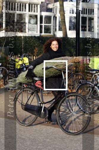 Amsterdam 15 december 2015 
Paula v d Oest met kerstboom vondelpark CS