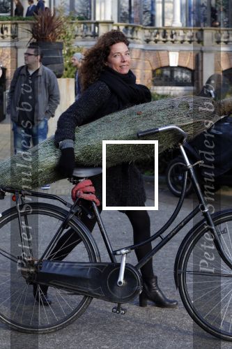 Amsterdam 15 december 2015 
Paula v d Oest met kerstboom vondelpark CS