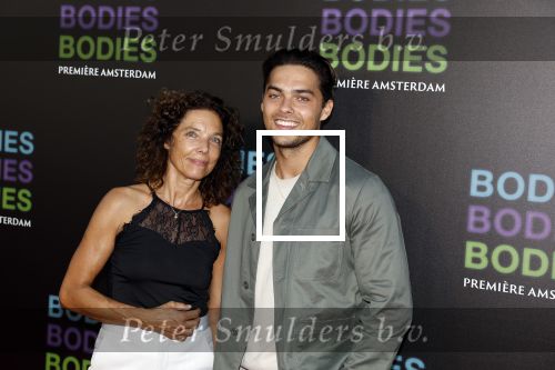 Amsterdam 24 augustus 2022
Premiere Bodies Bodies Bosies van Halina Reijn in Tuschinski . 
Paula v d  Oest en haar zoon Thijs Boermans