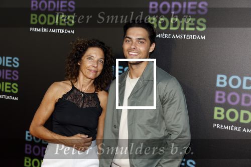 Amsterdam 24 augustus 2022
Premiere Bodies Bodies Bosies van Halina Reijn in Tuschinski . 
Paula v d  Oest en haar zoon Thijs Boermans