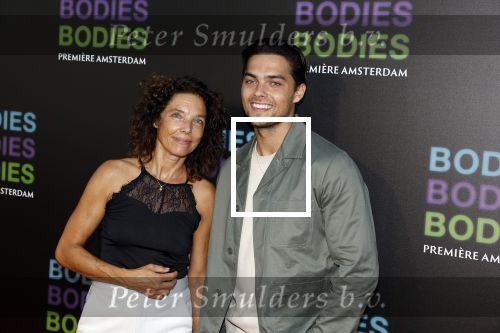 Amsterdam 24 augustus 2022
Premiere Bodies Bodies Bosies van Halina Reijn in Tuschinski . 
Paula v d  Oest en haar zoon Thijs Boermans
