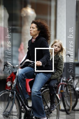 Amsterdam  27 mei 2006
paula v oest met dochtertje op fiets