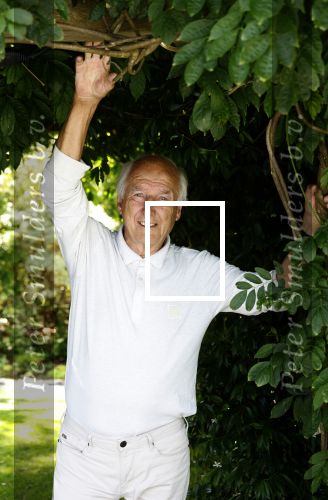 Loosdrecht 30 juli 2024
Peter Koelewijn bij zijn huis in Loosdrecht.