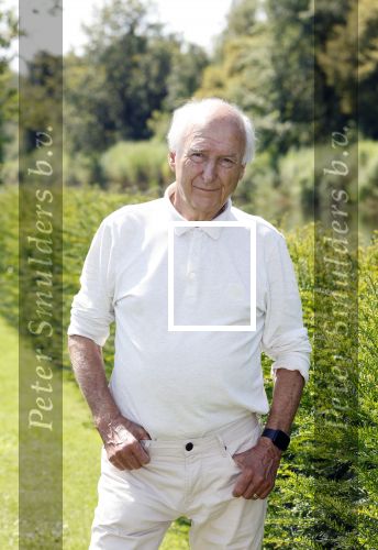 Loosdrecht 30 juli 2024
Peter Koelewijn bij zijn huis in Loosdrecht.