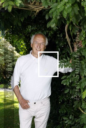 Loosdrecht 30 juli 2024
Peter Koelewijn bij zijn huis in Loosdrecht.