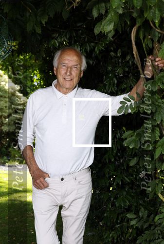 Loosdrecht 30 juli 2024
Peter Koelewijn bij zijn huis in Loosdrecht.