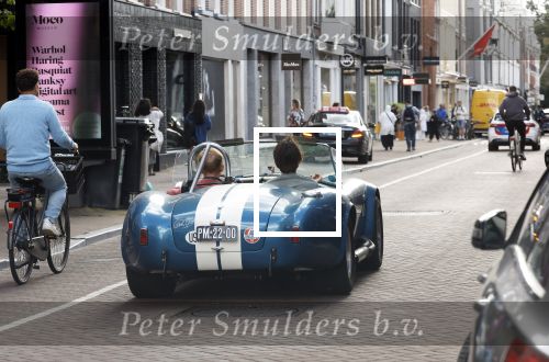 Amsterdam 21 augustus 2024
Prins Bernhard en zijn zoon in zijn Shelby Cobra op de pc hooftstraat. Bernhard heeft een sleutelhanger ( bier opener) met daarop Heineken en het circuit Zandvoort.