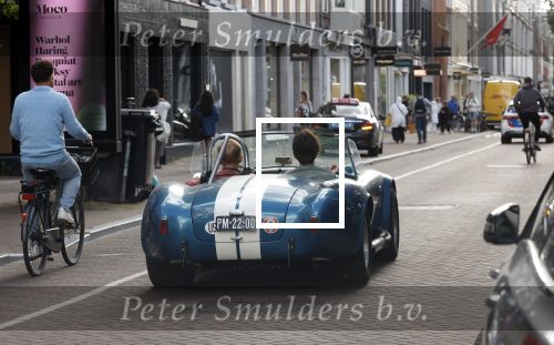 Amsterdam 21 augustus 2024
Prins Bernhard en zijn zoon in zijn Shelby Cobra op de pc hooftstraat. Bernhard heeft een sleutelhanger ( bier opener) met daarop Heineken en het circuit Zandvoort.