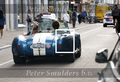 Amsterdam 21 augustus 2024
Prins Bernhard en zijn zoon in zijn Shelby Cobra op de pc hooftstraat. Bernhard heeft een sleutelhanger ( bier opener) met daarop Heineken en het circuit Zandvoort.