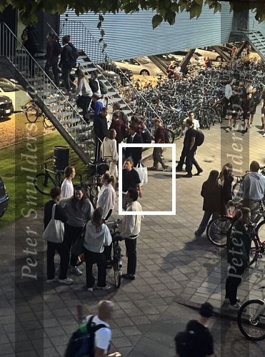 Amsterdam augustus 2024
Prinses Amalia heeft haar ontgroeningsweek in Amsterdam . Ze slapen in het Frans Otten Stadion met alle medestudenten . Ze gaan met fiets de stad in . Het regent meerdere dagen . Ook gaan ze varen  met een sloep  op de Amstel.