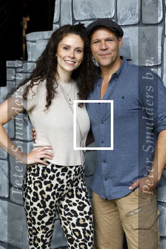 Molenaarsgraaf 26 augustus 2024
Presntatie cast Shrek met oa Rene v Kooten Linda Verstraten Qshans Thode en Darren v d Lek . Michael v Hoorne is de producent