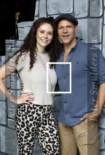 Molenaarsgraaf 26 augustus 2024
Presntatie cast Shrek met oa Rene v Kooten Linda Verstraten Qshans Thode en Darren v d Lek . Michael v Hoorne is de producent