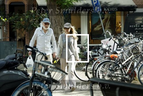 Amsterdam 8 augustus 2024
Rob Houwer met zijn vrouw op de cornelis schuytstraat.