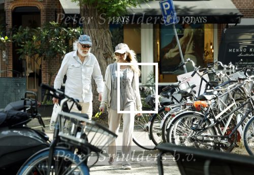 Amsterdam 8 augustus 2024
Rob Houwer met zijn vrouw op de cornelis schuytstraat.