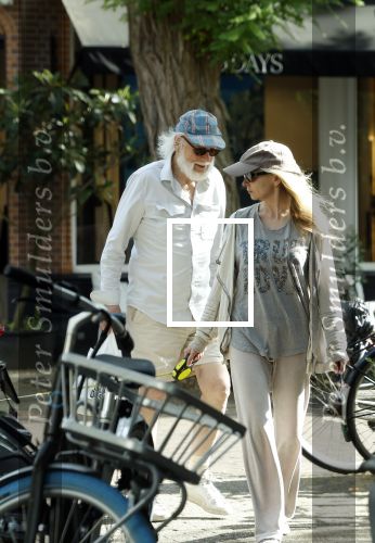 Amsterdam 8 augustus 2024
Rob Houwer met zijn vrouw op de cornelis schuytstraat.