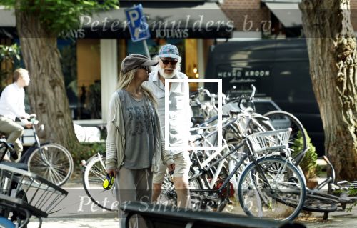 Amsterdam 8 augustus 2024
Rob Houwer met zijn vrouw op de cornelis schuytstraat.