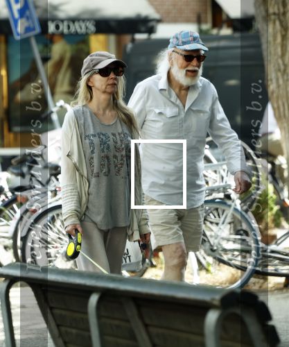 Amsterdam 8 augustus 2024
Rob Houwer met zijn vrouw op de cornelis schuytstraat.
